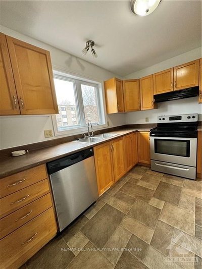 243 WILLOUGHBY Crescent — photo 3