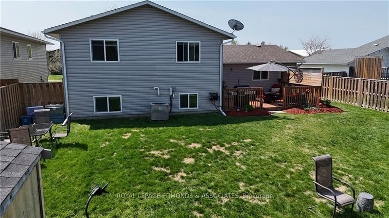 17 GREENVALE Cres, Petawawa, K8H 3S2 | Image 2