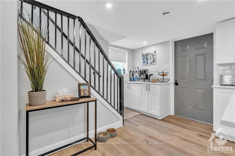 B - 820 SMYTH Rd, Ottawa, K1G 1P3 | Image 2