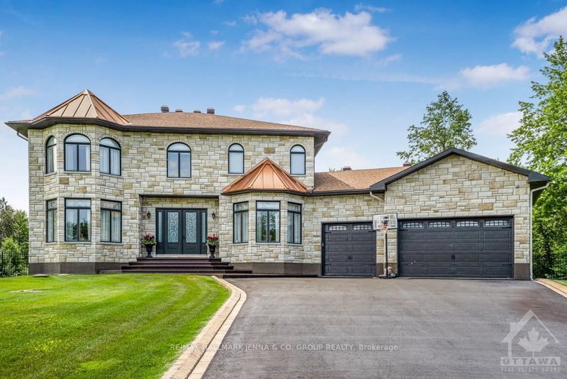 699 BALLYCASTLE Cres, Ottawa, K1X 0A4 | Image 2