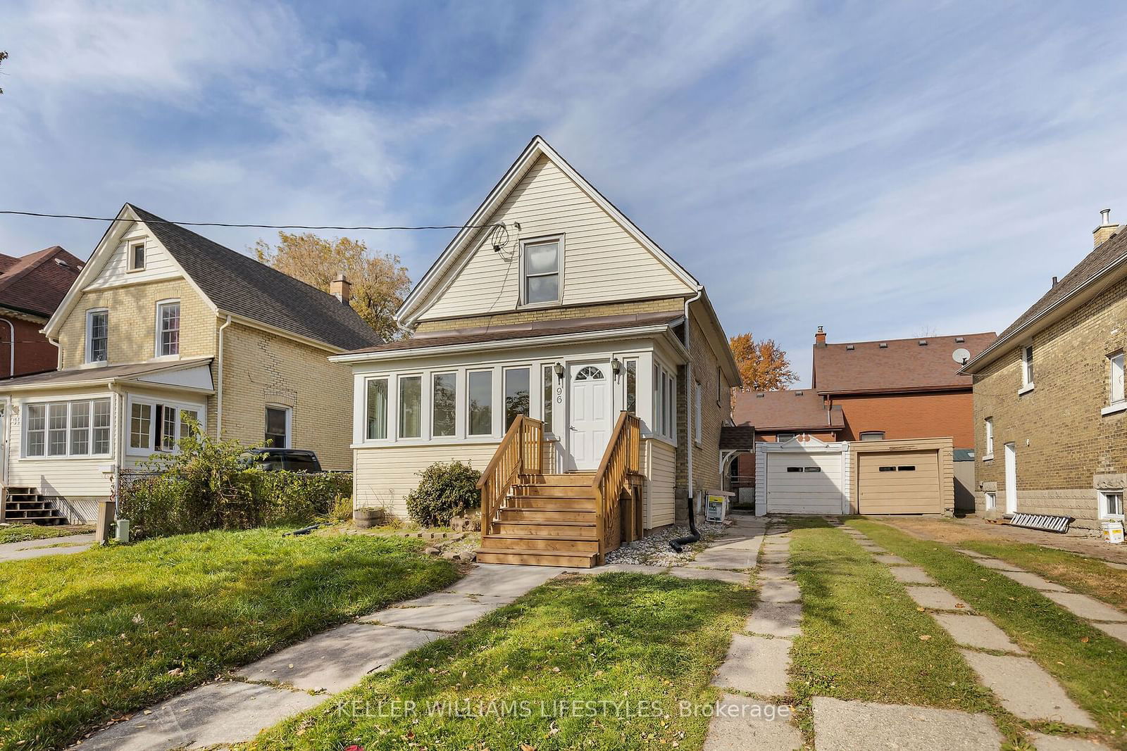 Building in 96 Forest Avenue