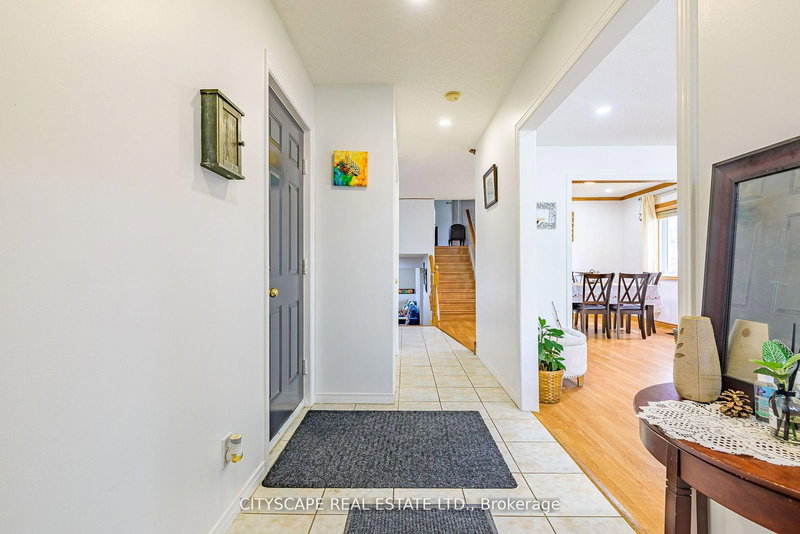 35 Melran Dr, Cambridge, N3C 4C1 | Image 2