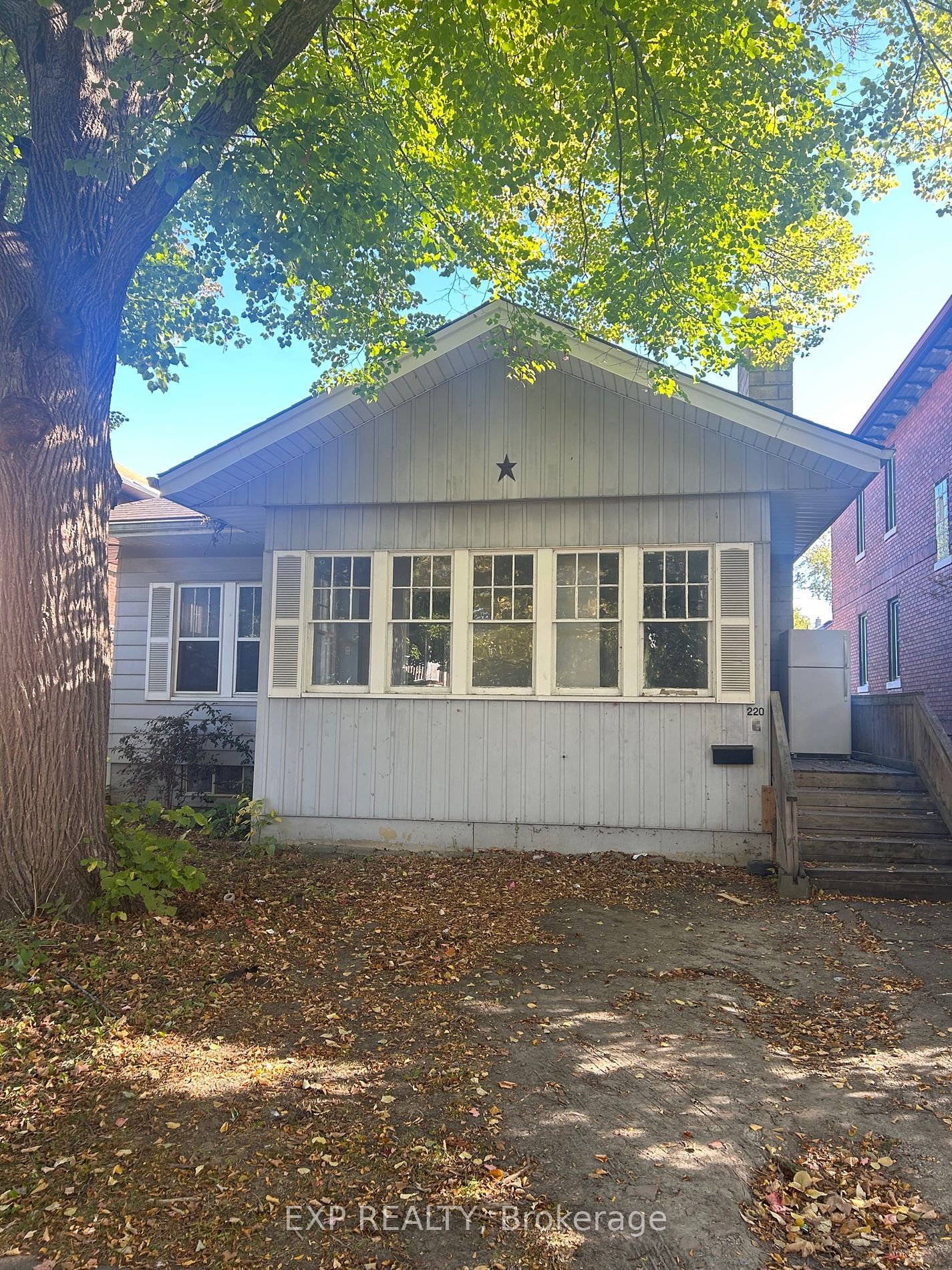 Detached House sold at 220 Mcewan Avenue, Windsor, N9B 2E4 - MLS: X9513823