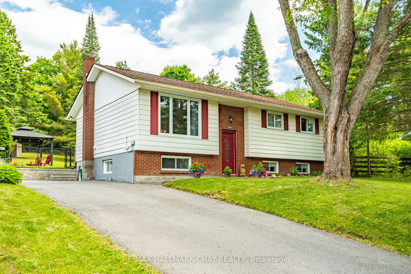 home for sale on 224 Oriole Crescent