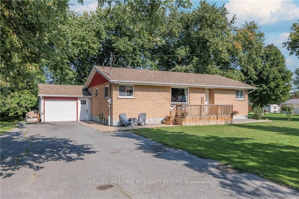 Detached House sold at 18233 GLEN Road, South Glengarry, 723 - South Glengarry (Charlottenburgh) Twp, K0C 2J0 - MLS: X9519316