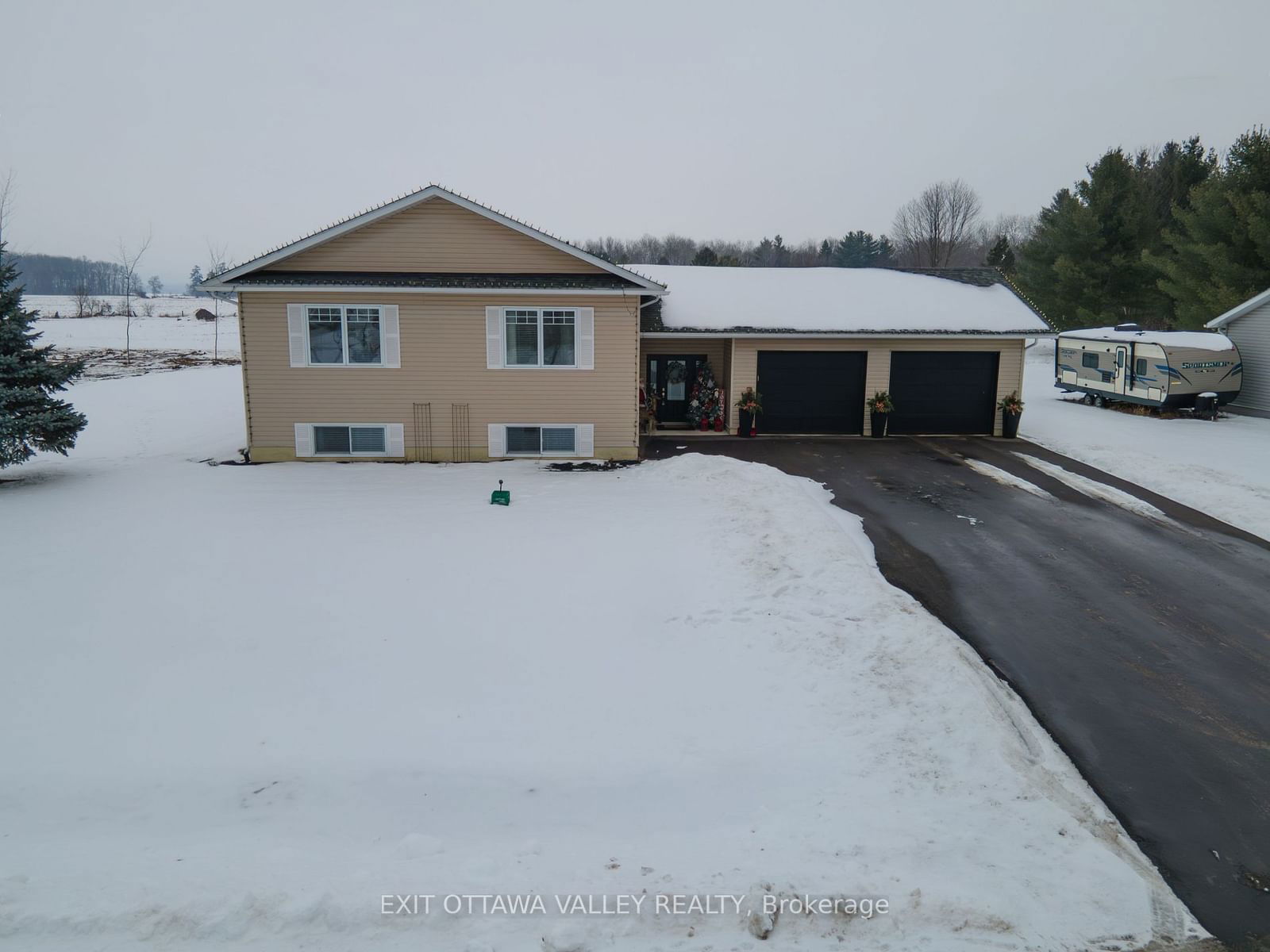 Detached House sold at 35 VERA Crescent, Whitewater Region, 581 - Beachburg, K0J 1C0 - MLS: X9521282