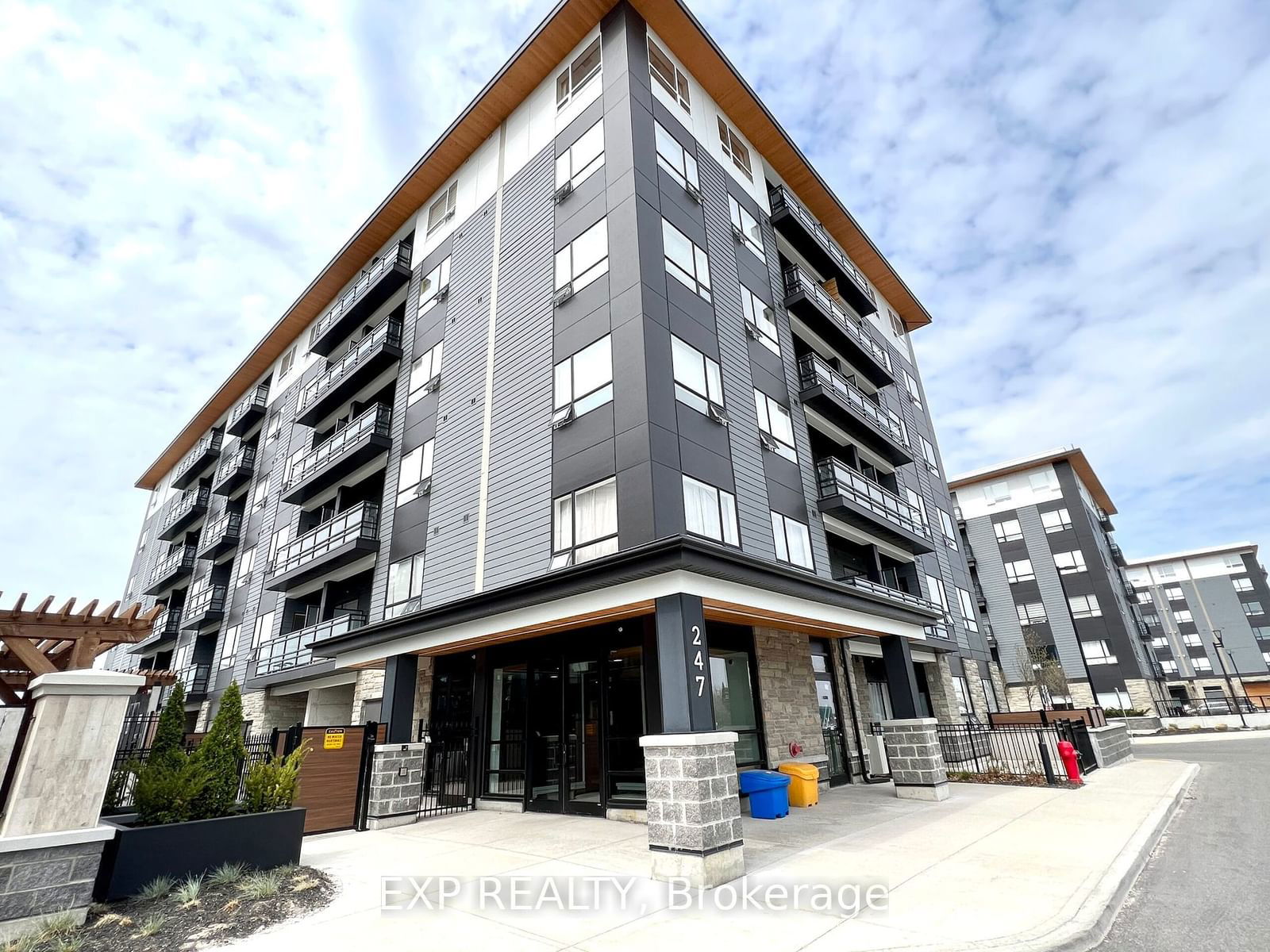 Condo sold at 208-247 Northfield Drive, Waterloo, N2K 0H1 - MLS: X9542426