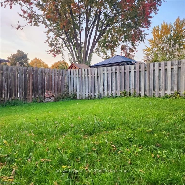 20 CANTERBURY Dr, St. Catharines, L2P 3M7 | Image 2