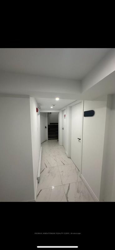 home for lease on lower-66 Wellington Street S