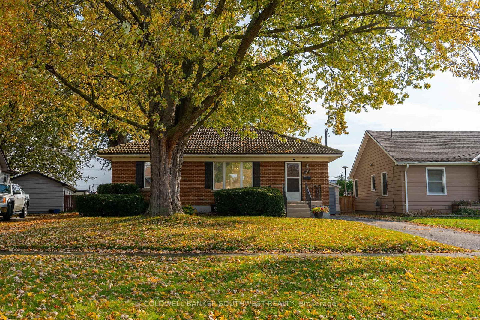 Detached House sold at 42 Warwick Drive, Chatham-Kent, Wallaceburg, N8A 3N4 - MLS: X9769315