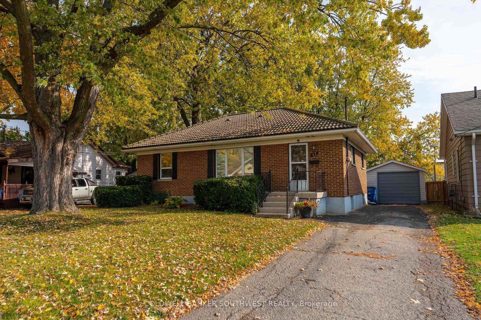 Detached House sold at 42 Warwick Drive, Chatham-Kent, Wallaceburg, N8A 3N4 - MLS: X9769315