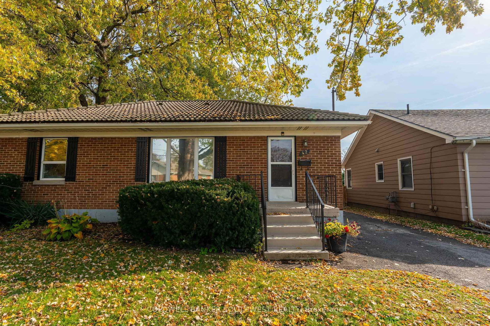 Detached House sold at 42 Warwick Drive, Chatham-Kent, Wallaceburg, N8A 3N4 - MLS: X9769315
