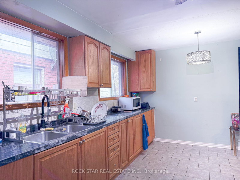33 Shadyside Ave, Hamilton, L8V 3E2 | Image 3