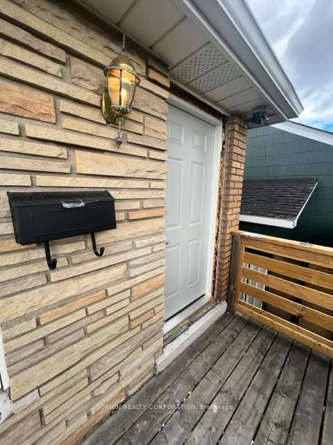 home for lease on 359 .5 Strathearn Avenue