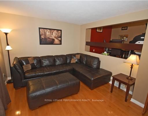 1095 AVIGNON Crt, Ottawa, K1C 2M2 | Image 3