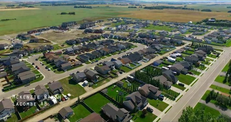 69 Mackenzie Avenue, Lacombe, T4L0B2 | Image 2