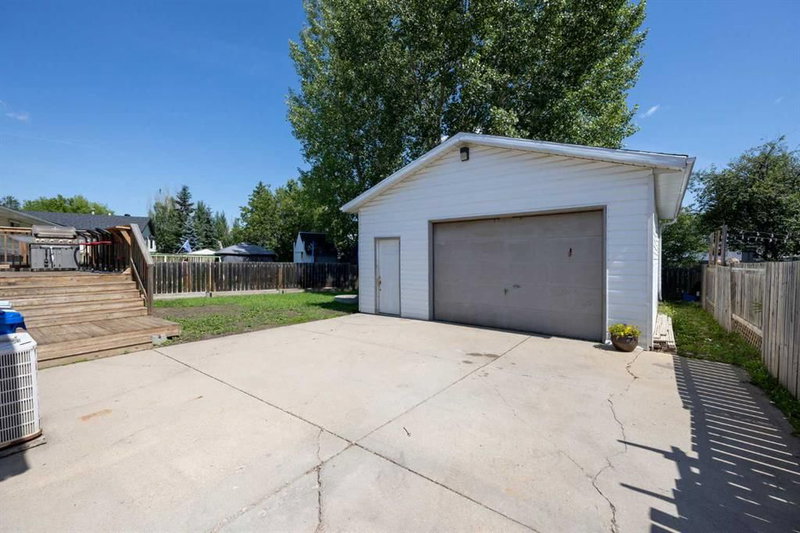 185 Hilltop Crescent, Fort McMurray, T9H 3V3 | Image 2