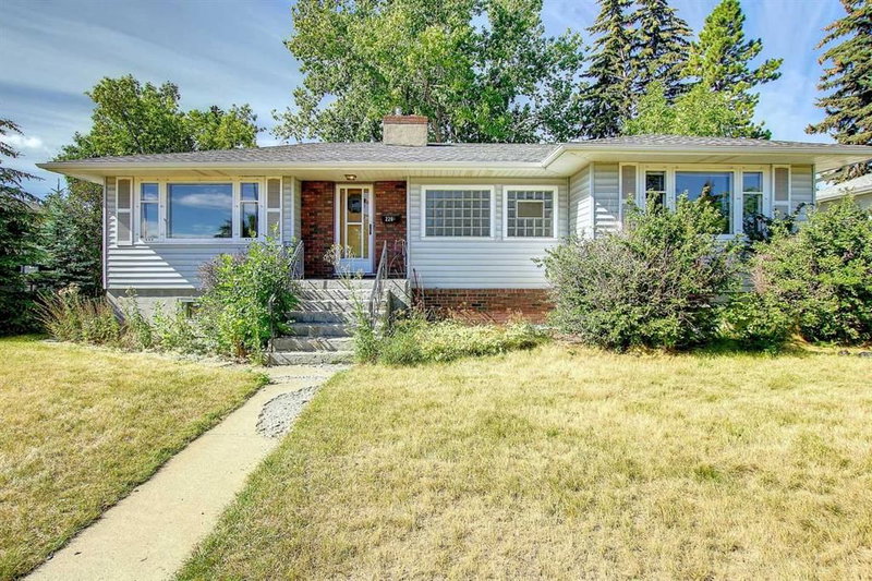 2207 Victoria Crescent NW, Calgary, T2M 4E4 | Image 2