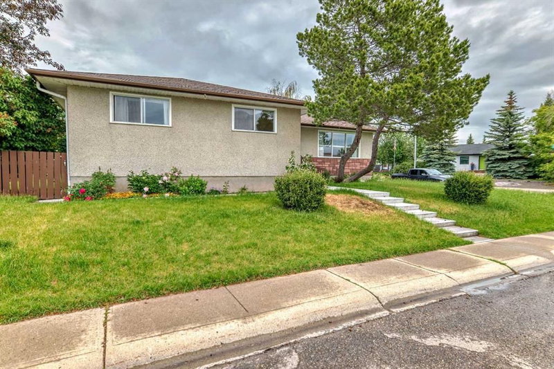 27 GLACIER Drive SW, Calgary, T3E 5A2 | Image 2