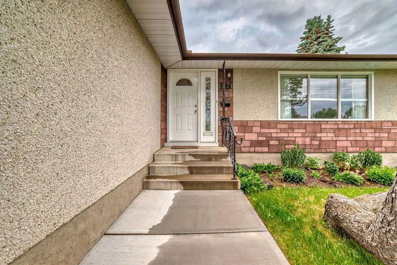 27 GLACIER Drive SW, Calgary, T3E 5A2 | Image 3