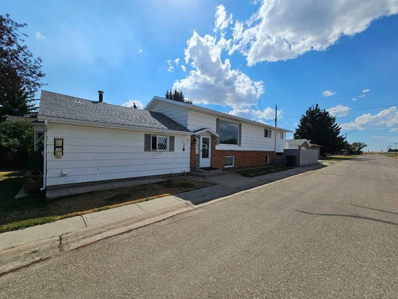 437 Main Street, Milk River, T0K1M0 | Image 2