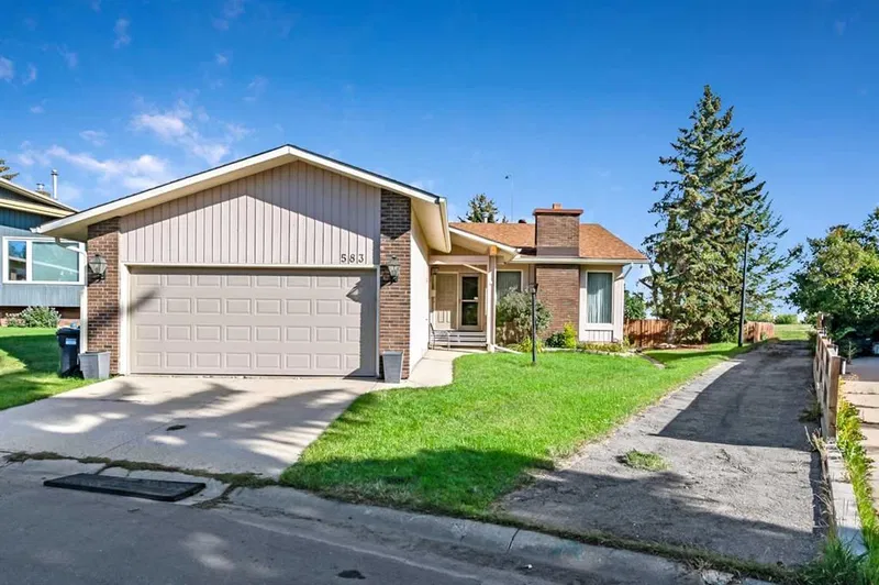 583 Woodpark Crescent SW, Calgary, Alberta (MLS A2165798)