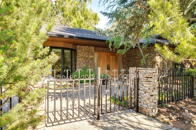 40 Eagle Ridge Place