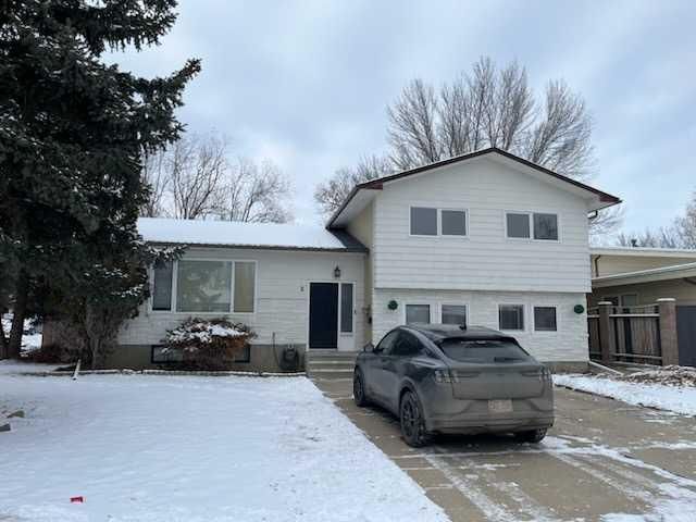 2 Cayuga Place W, Lethbridge, Alberta (MLS A2185797)