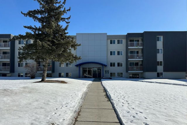 206 - 11 Clearwater Crescent