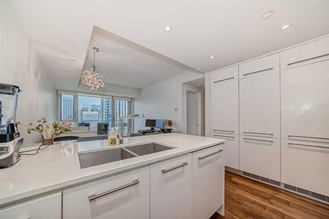 1806 - 1025 5 Avenue
