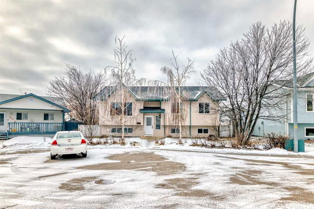 203 Strathaven Bay