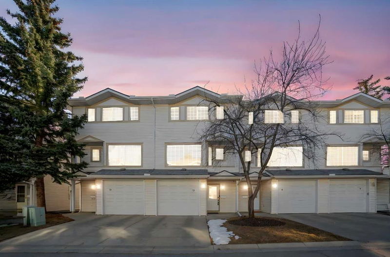 12 Kingsland Court SW, Calgary, Alberta