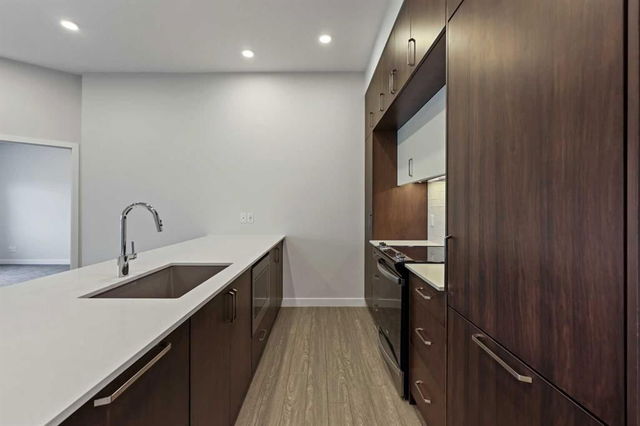422 - 255 Les Jardins Park
