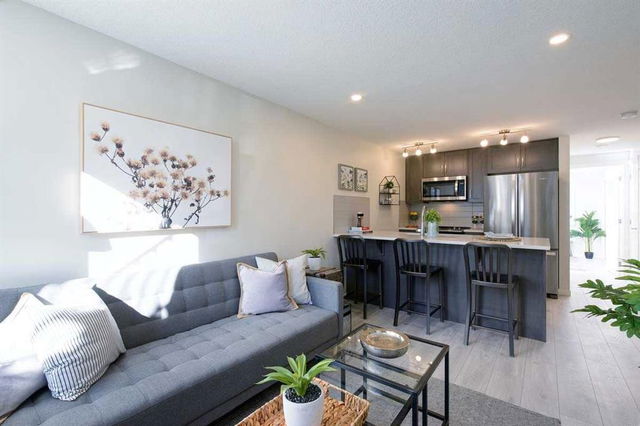 212 - 40 Livingston Parade