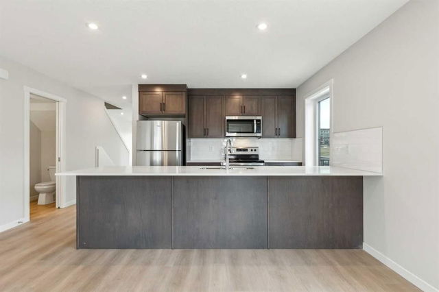 215 - 40 Livingston Parade