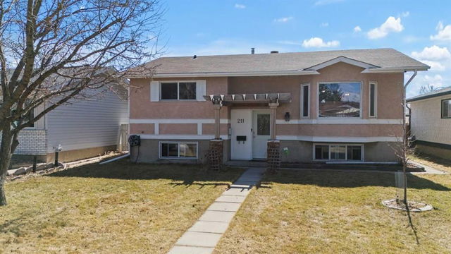 211 Pinecrest Crescent