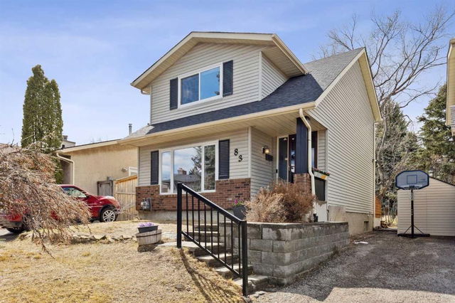 83 Coach Manor Rise