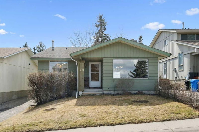 19 Coach Manor Rise SW, Calgary, Alberta