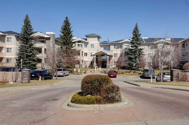 208 - 20 Country Hills View