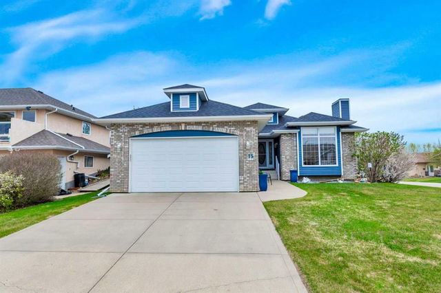 15 Lakes Close