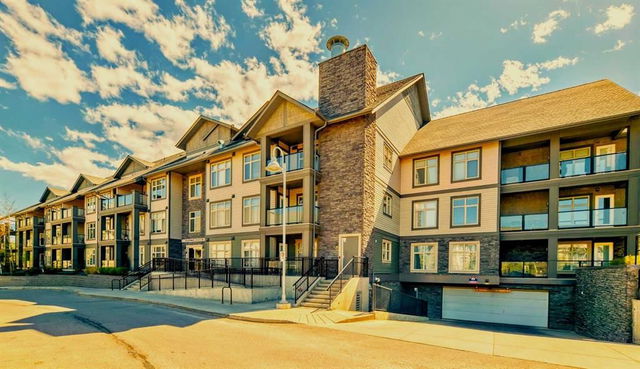 202 - 25 Aspenmont Heights