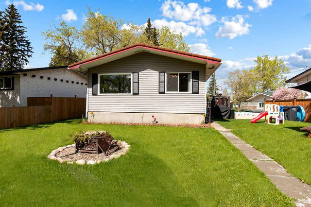 2218 Westview Crescent
