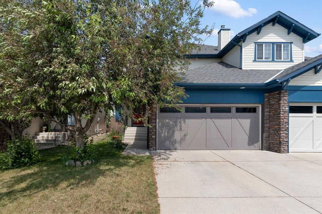 18 Cougar Ridge Bay SW