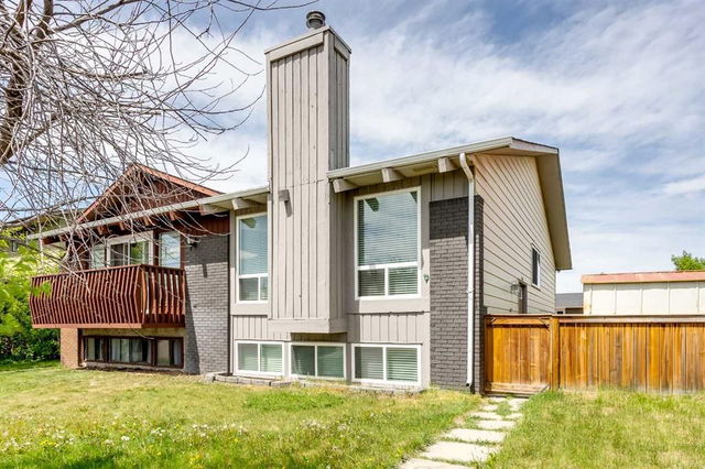 9 Templeton Bay NE