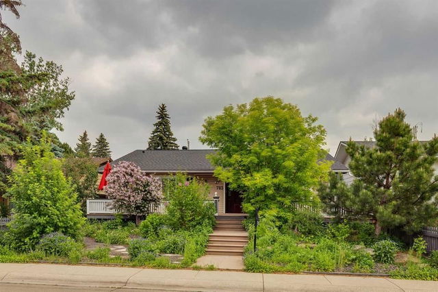 783 Lake Twintree Crescent SE