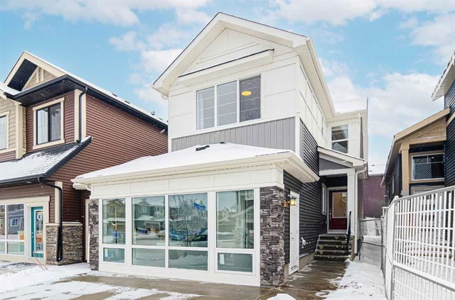 723 Buffaloberry Manor SE