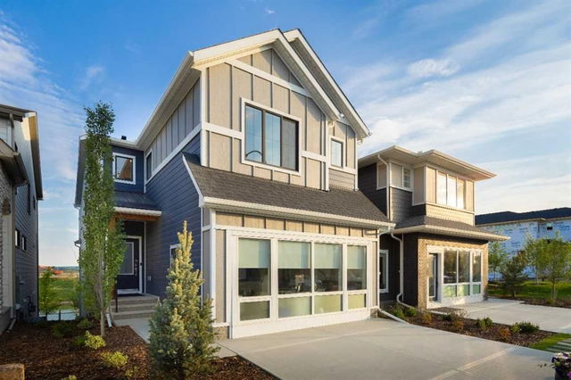 711 Buffaloberry Manor SE
