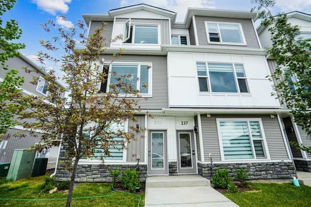 235 Saddlepeace Crescent NE