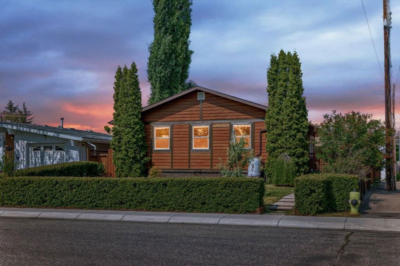 8 Penswood Place, Calgary, Alberta