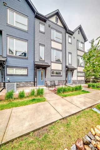 208 - 15 Evanscrest Park NW